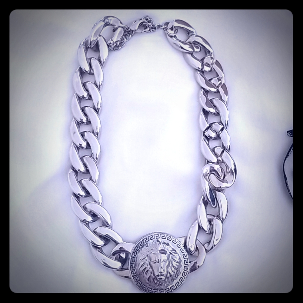 Beautiful necklace (not heavy )